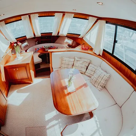 船上ホテル Traumzeitboot Susan Yacht - Exklusiver Festlieger In Perfekter Lage Am Scharmuetzelsee バート・ザーロー