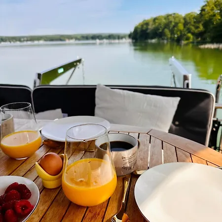 船上ホテル Traumzeitboot Susan Yacht - Exklusiver Festlieger In Perfekter Lage Am Scharmuetzelsee バート・ザーロー