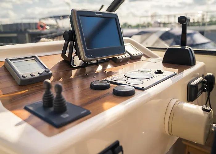 Yacht Susan - Jacht - Traumzeitboot - Exklusiver Festlieger In Perfekter Lage Am Scharmuetzelsee * Bad Saarow