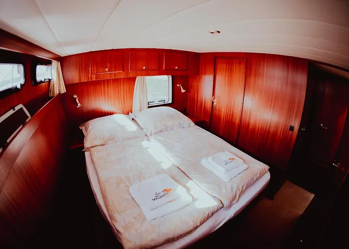 Yacht Susan - Jacht - Traumzeitboot - Exklusiver Festlieger In Perfekter Lage Am Scharmuetzelsee Bateau-hôtel Bad Saarow